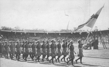 1912_ svenska kvinnliga gymnasterna.jpg